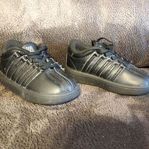 K-Swiss Infant/Toddler Classic Leather Shoe in Black is Size 4.5